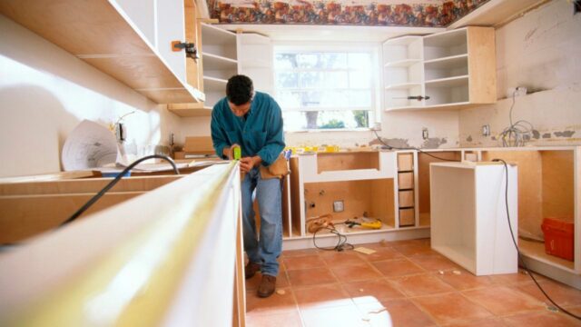 DIY vs. Hiring Pros for Kitchen Renovations